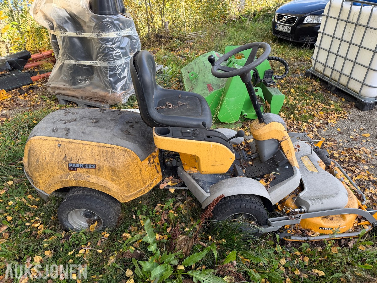 Stiga Park 123 HST Sitteklipper med frontmontert klippeaggregat