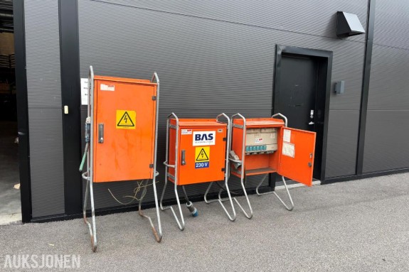 3 stk eldre byggestrømskap / fordelingssentraler fra Holte Industri AS.