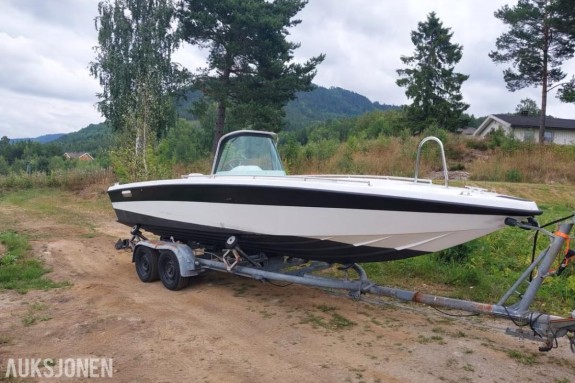 Smuggler med en Chevrolet small block 305 medfølger registrert henger