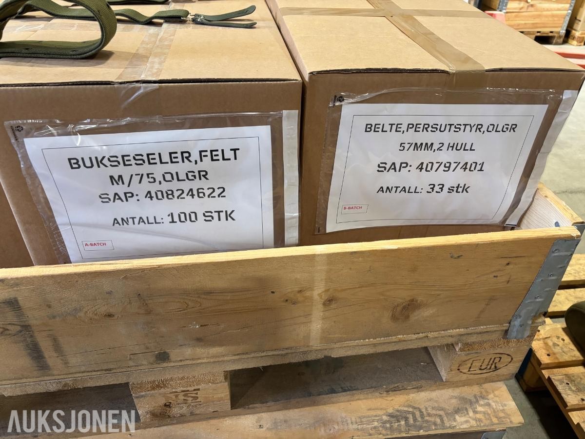 Parti med Forsvarets belter og bukseseler