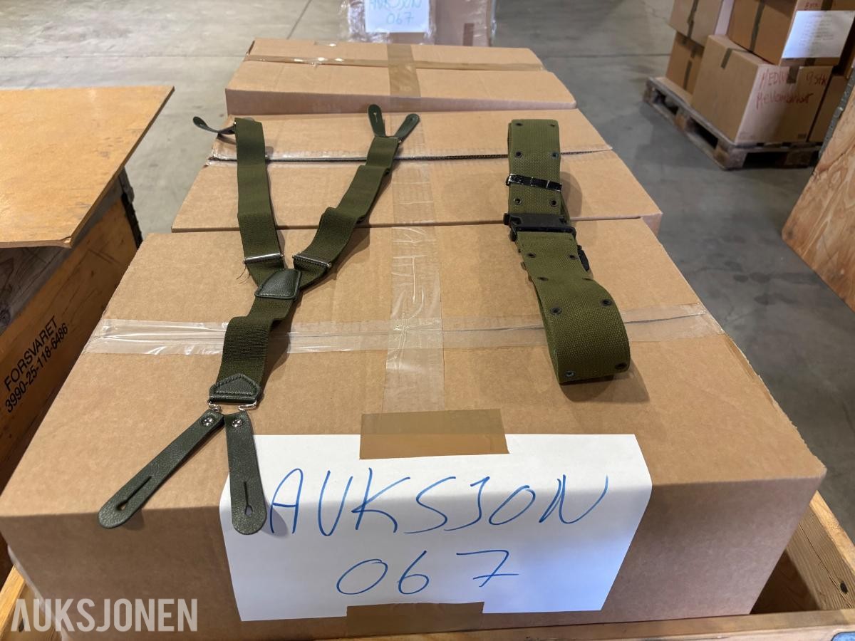 Parti med Forsvarets belter og bukseseler