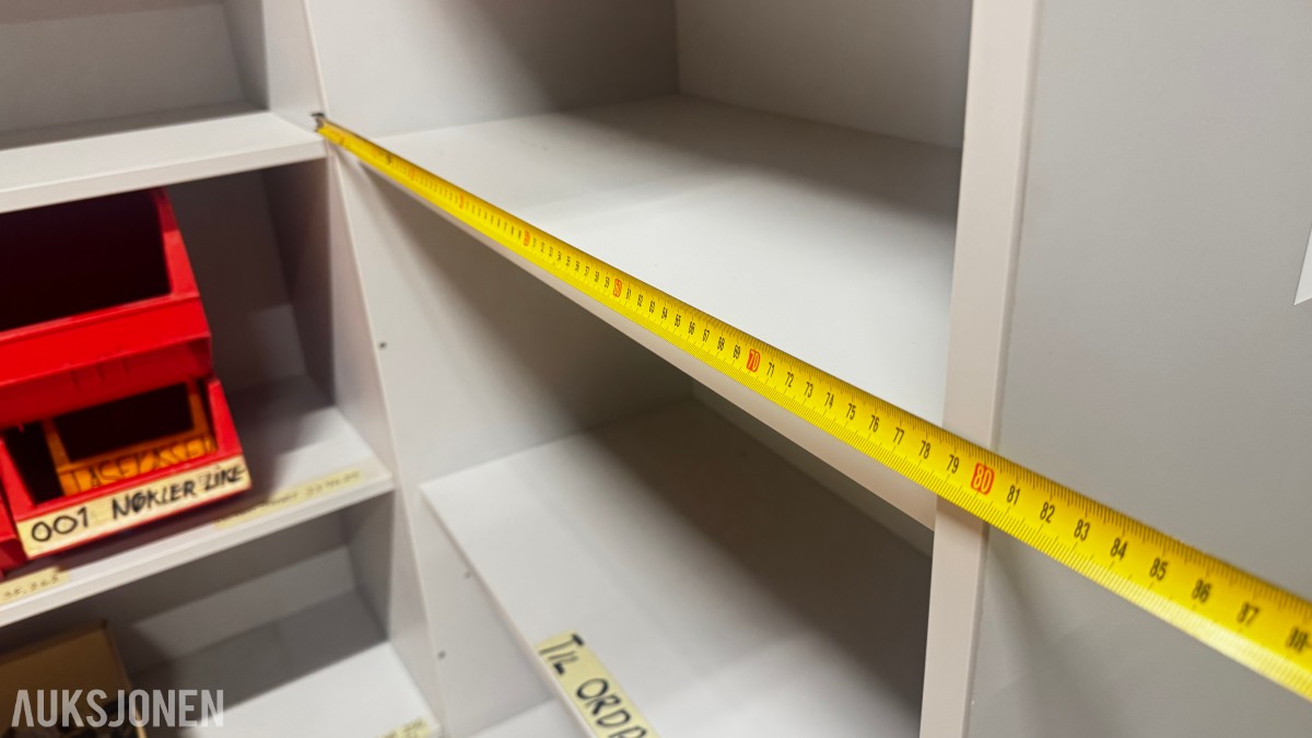 5 stk Lager / materialhyller med innhold