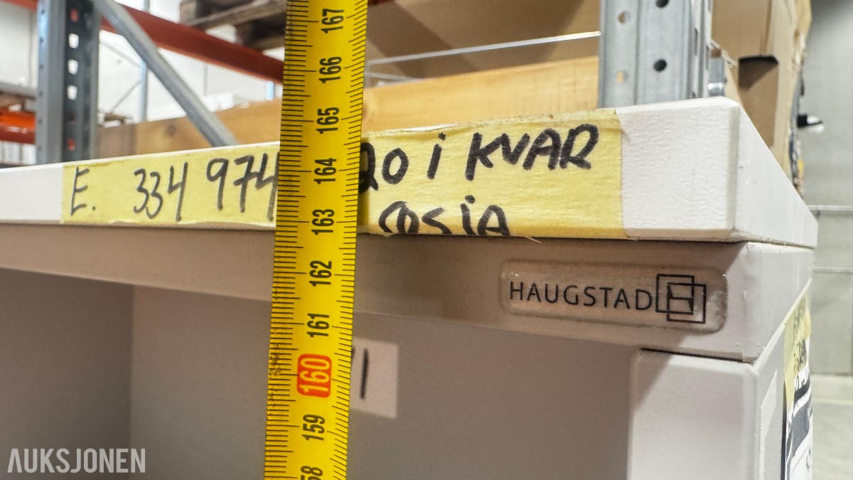 5 stk Lager / materialhyller med innhold