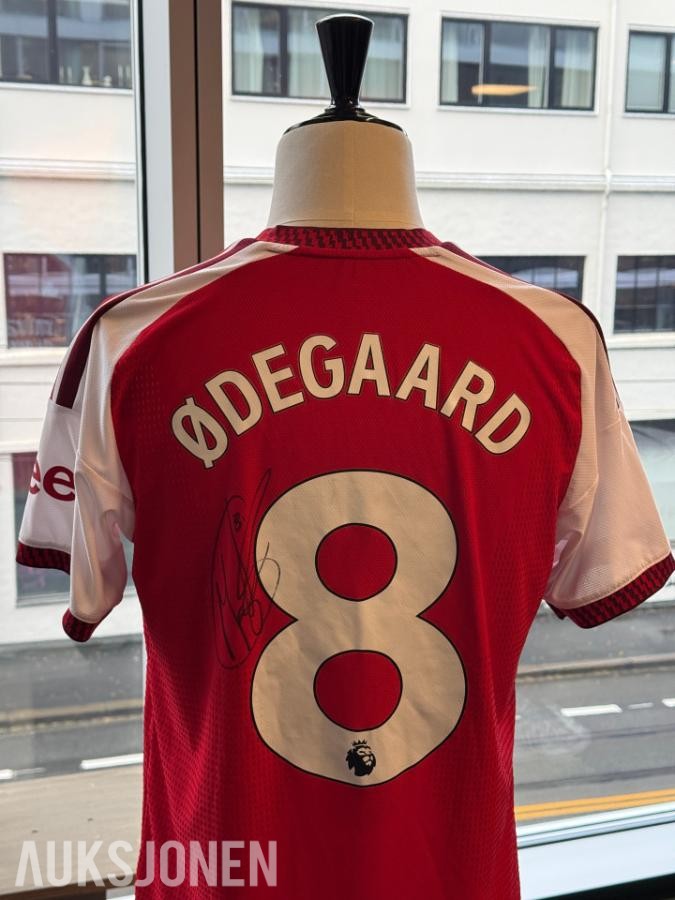 Signert drakt av Martin Ødegaard!