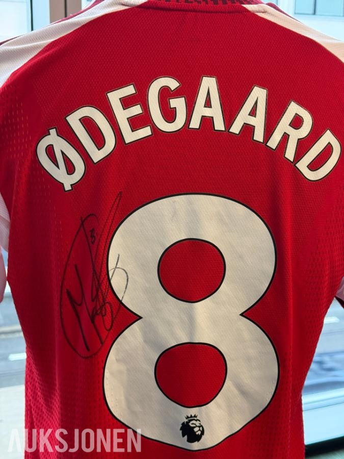 Signert drakt av Martin Ødegaard!