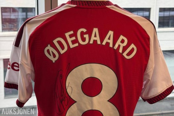 Signert drakt av Martin Ødegaard!