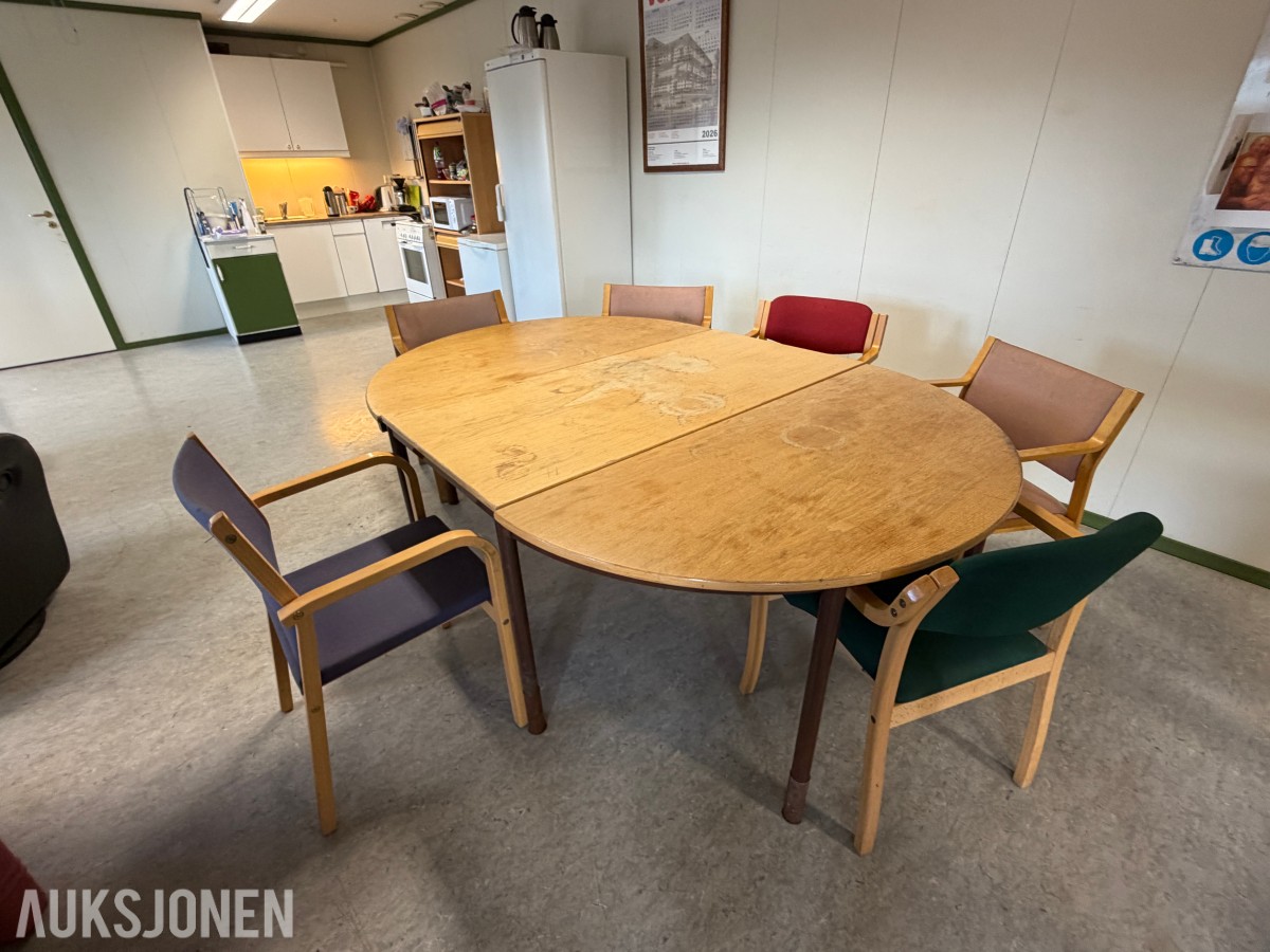 Uttrekkbart bord med ileggsplate og 6 stoler