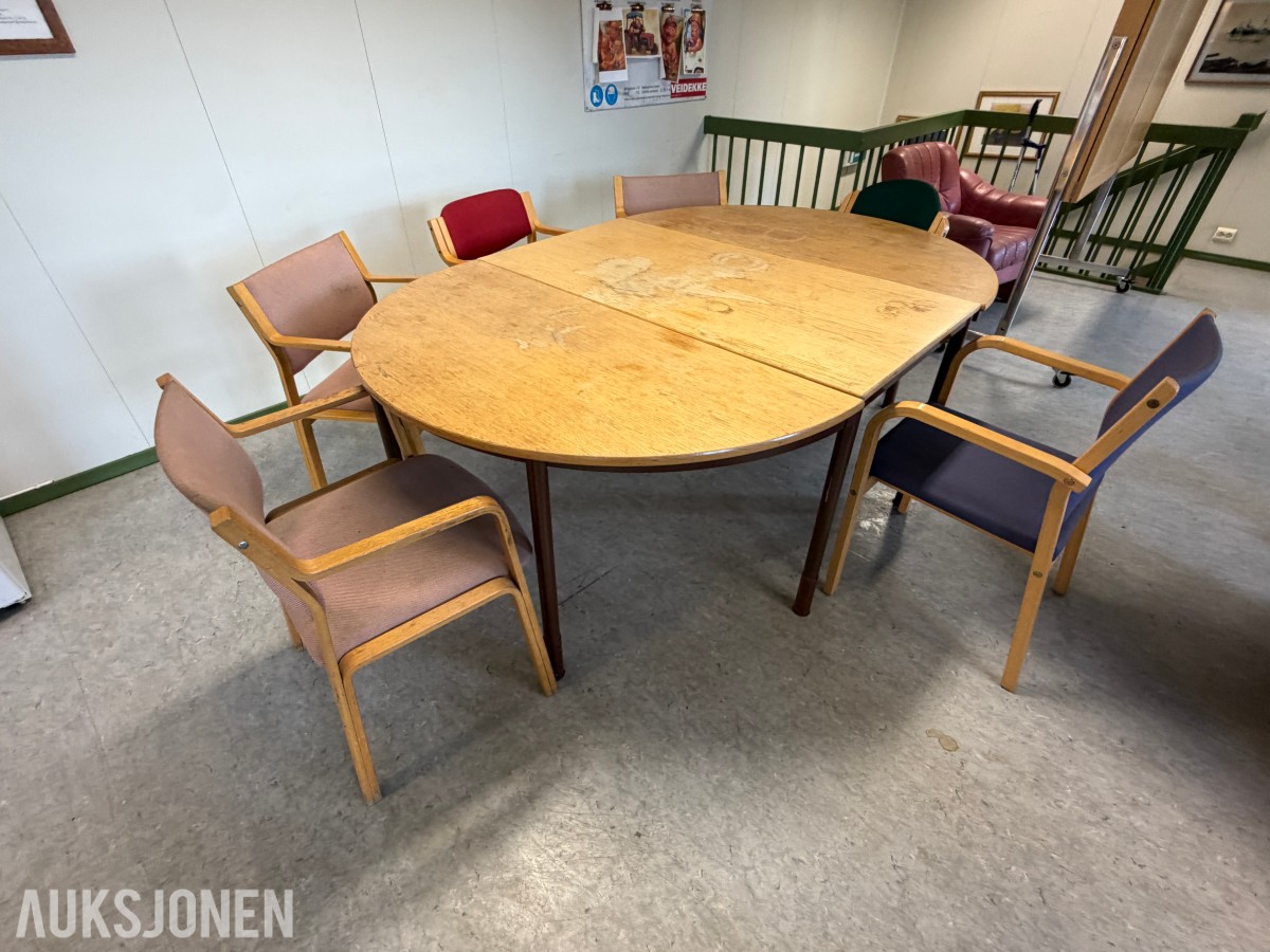 Uttrekkbart bord med ileggsplate og 6 stoler