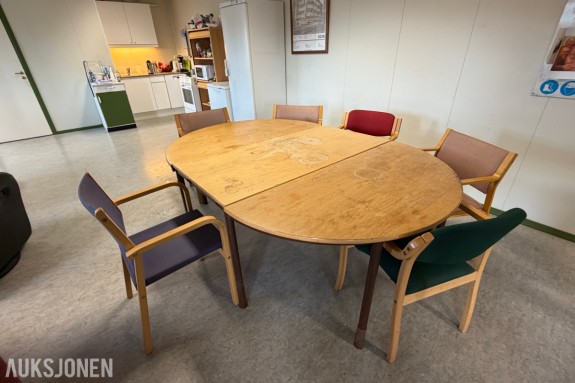 Uttrekkbart bord med ileggsplate og 6 stoler