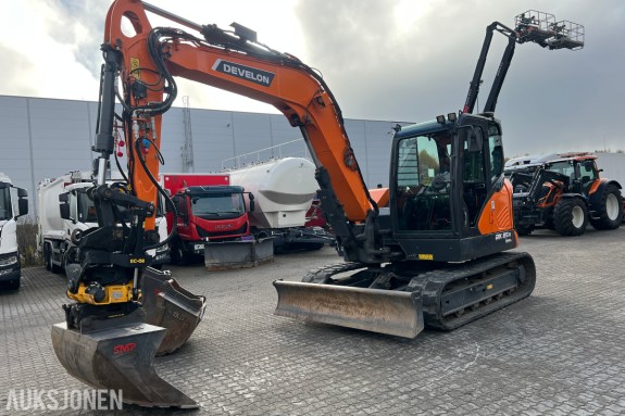Develon DX 85R-7. Engcon tilt, klype, 3 skuffer, sentralsmøring 