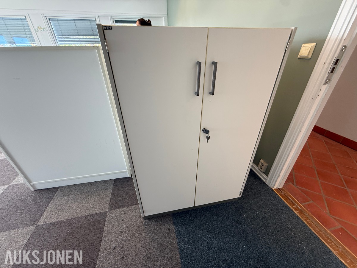 3 stk. oppbevaringsskap med hyller