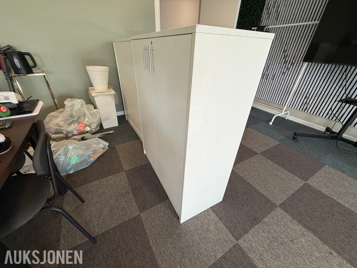 3 stk. oppbevaringsskap med hyller