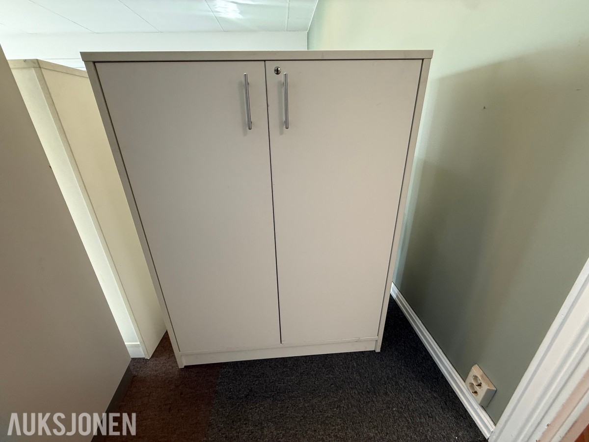3 stk. oppbevaringsskap med hyller