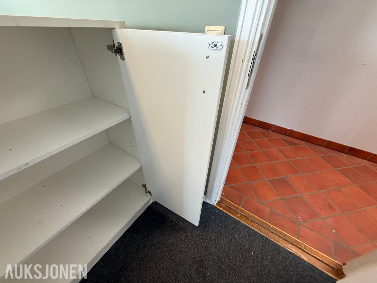 3 stk. oppbevaringsskap med hyller