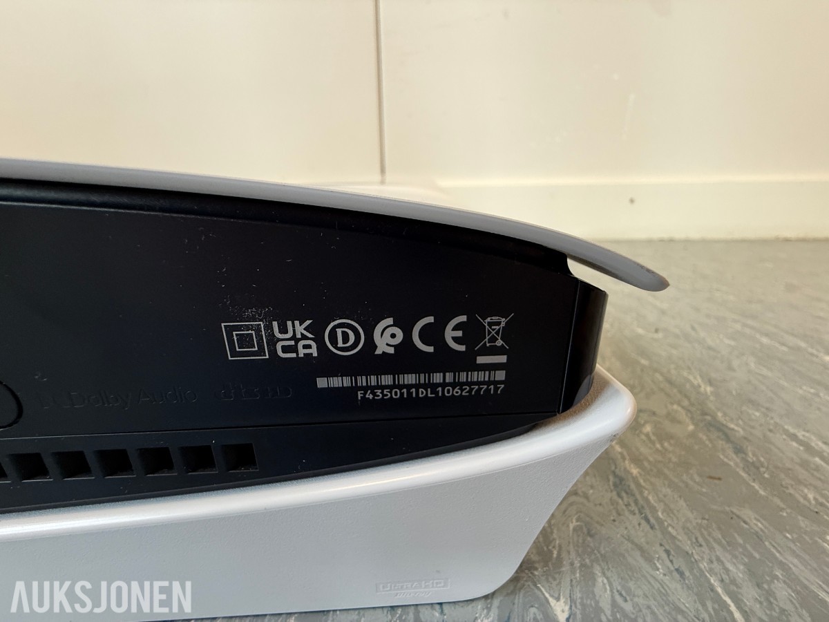 Sony PlayStation 5 med kontroller og originalemballasje