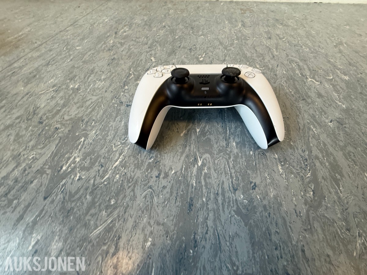 Sony PlayStation 5 med kontroller og originalemballasje