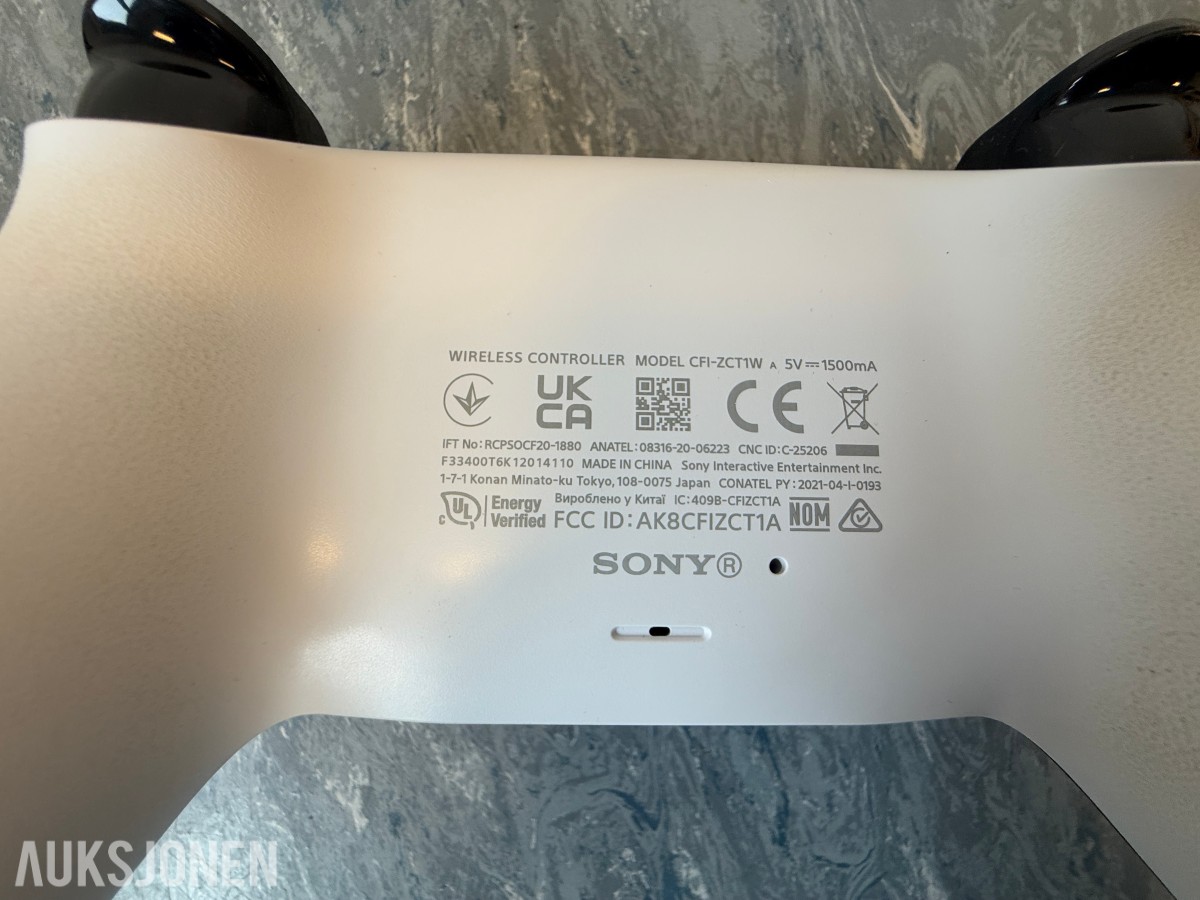 Sony PlayStation 5 med kontroller og originalemballasje