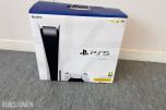 Sony PlayStation 5 med kontroller og originalemballasje