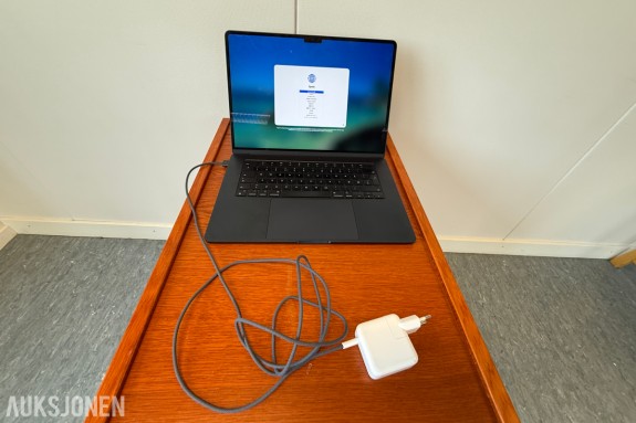 Apple MacBook Air 15" med lader
