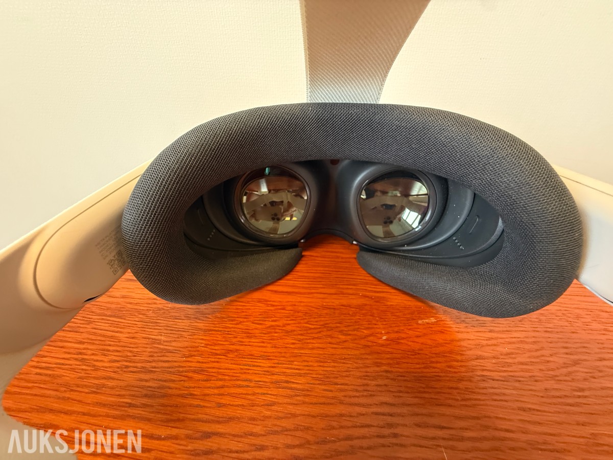 Meta Quest 3 VR-briller med 2 kontrollere og eske