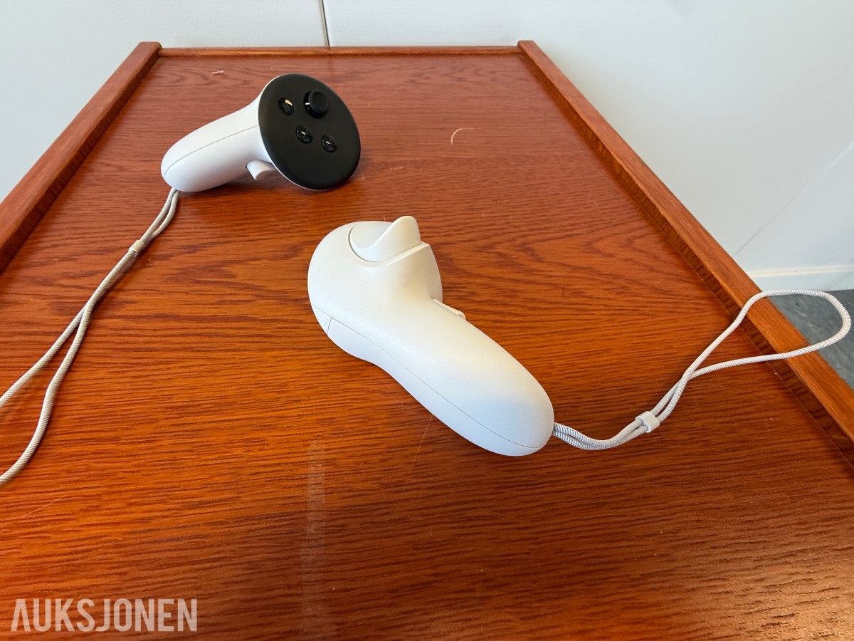 Meta Quest 3 VR-briller med 2 kontrollere og eske