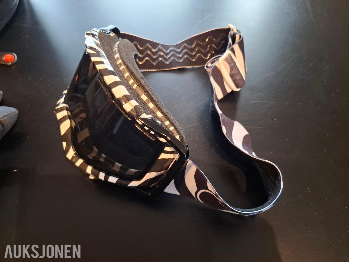 2024 Hjelm med brille & hansker *Ingen minstepris*
