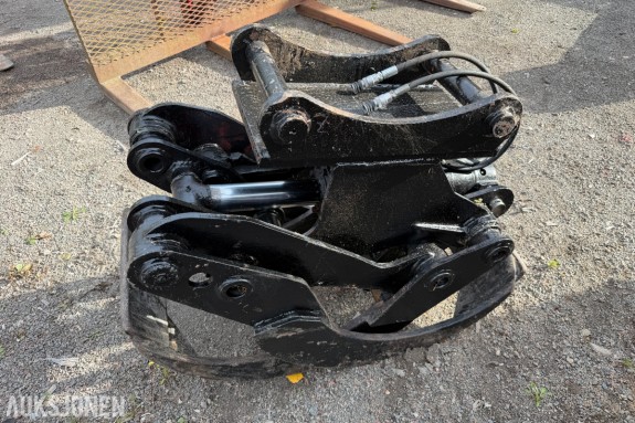 Hydraulisk gripeklype - hurtigfeste med boltfeste - to hydraulikksylindre - hydraulikkslanger med hurtigkoblinger
