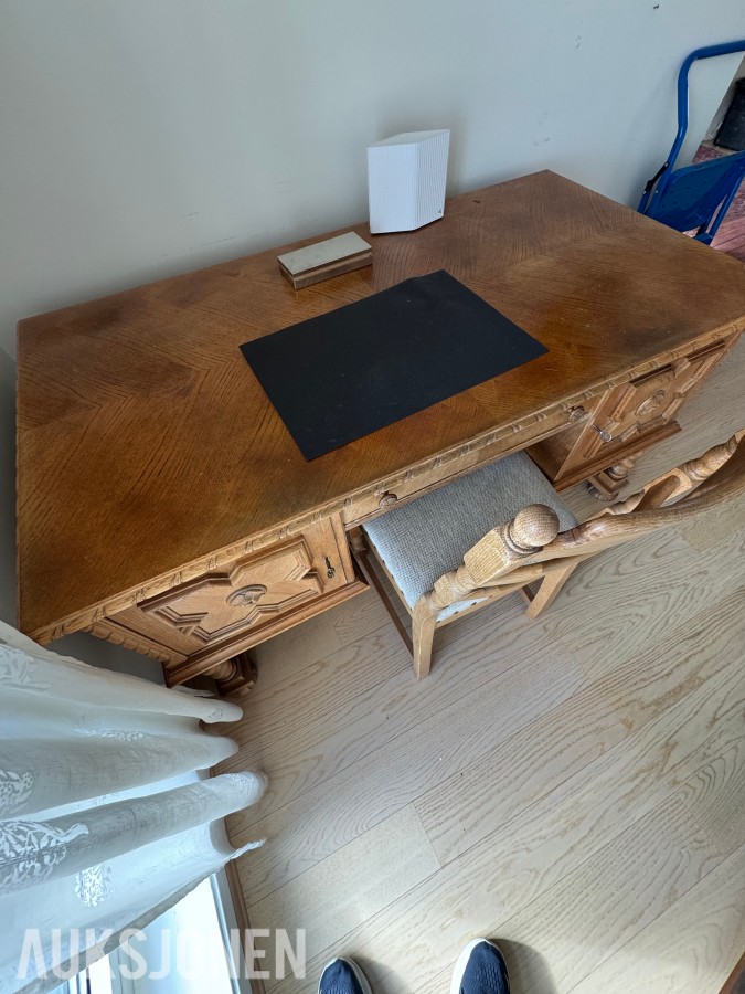 SKRIVEBORD OG STOL I EIK