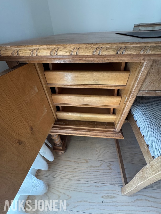 SKRIVEBORD OG STOL I EIK