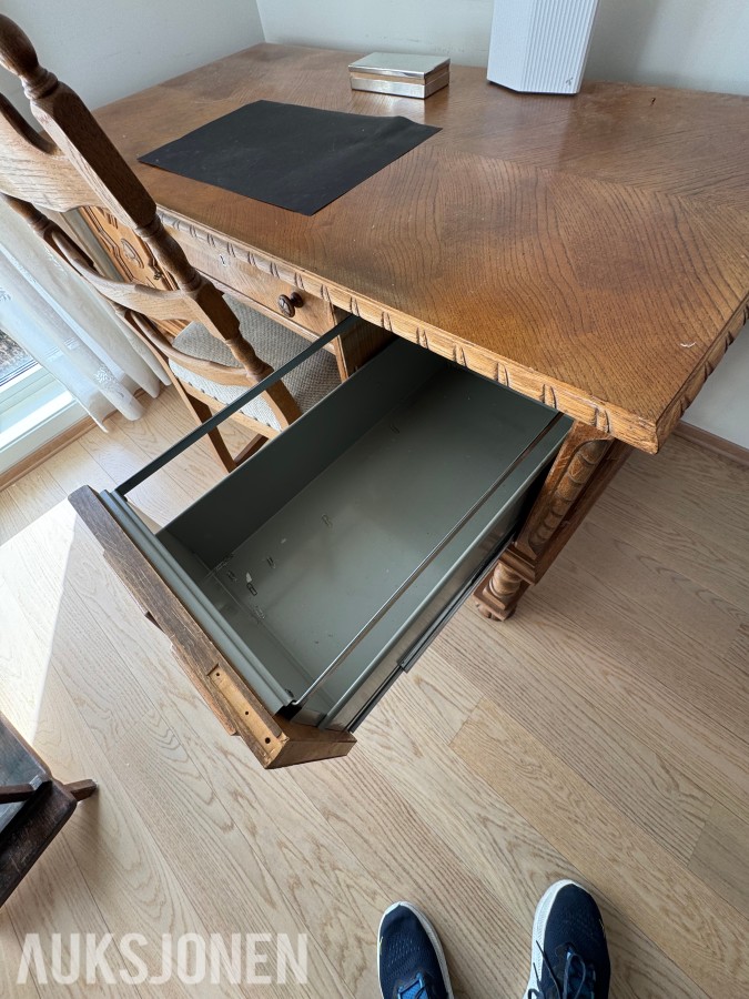 SKRIVEBORD OG STOL I EIK