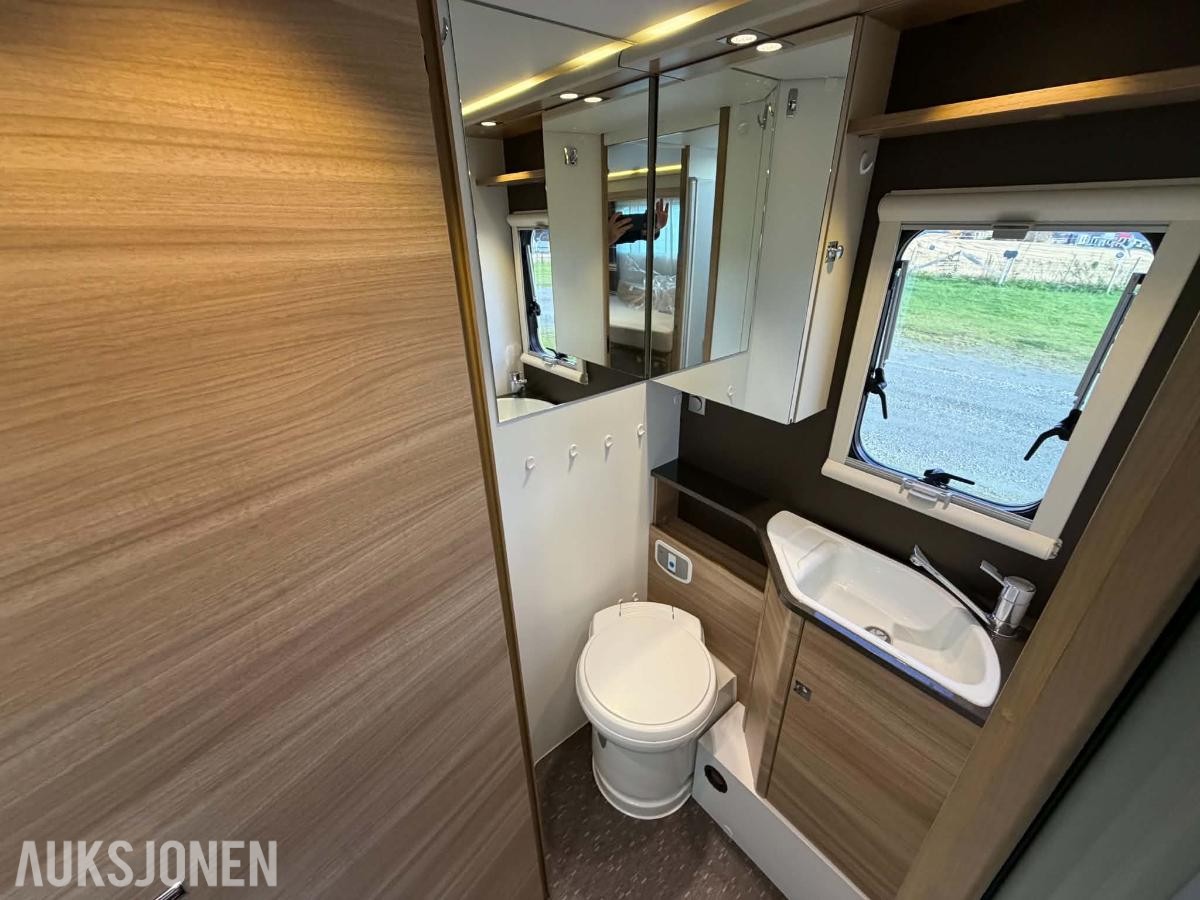 Adria MATRIX M 670 SL / SOLCELLE / MANUELL /