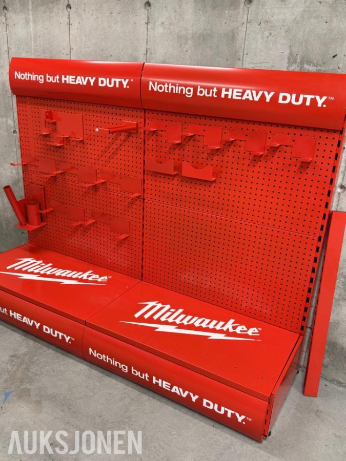 Milwaukee innredning med kroker.