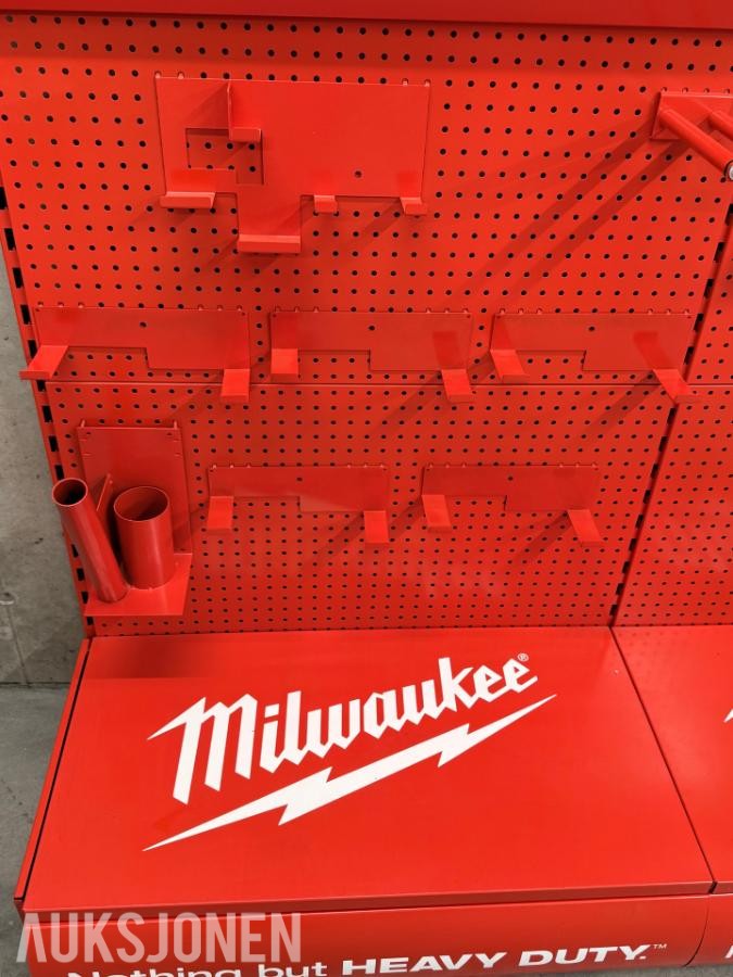Milwaukee innredning med kroker.
