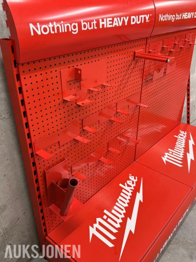 Milwaukee innredning med kroker.