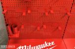 Milwaukee innredning med kroker.