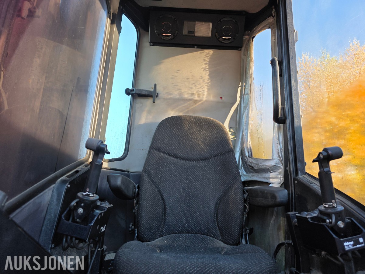 2013 Komplett tømmerpåbygg med HIAB kran på krokramme
