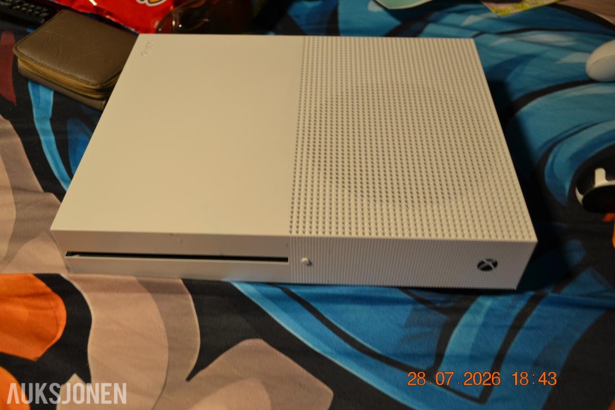 Xbox One Konsoll, 2 kontroller og 10 spill