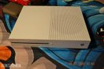 Xbox One Konsoll, 2 kontroller og 10 spill