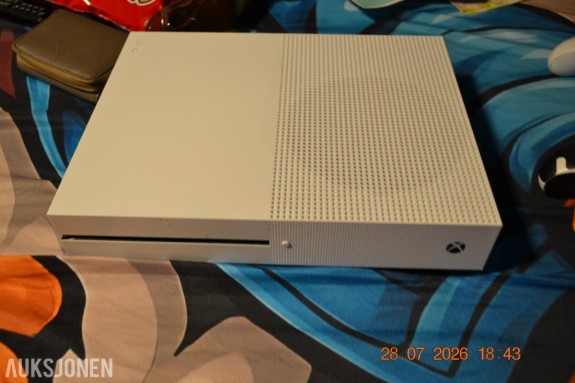 Xbox One Konsoll, 2 kontroller og 10 spill