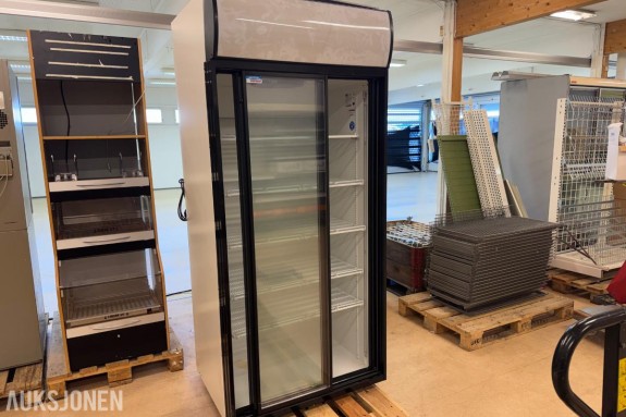 Norcool kjøleskap med glassdører – 713 liter Stort stående kjøleskap med to glassdører, egnet for butikk, servering, kantine eller lager.