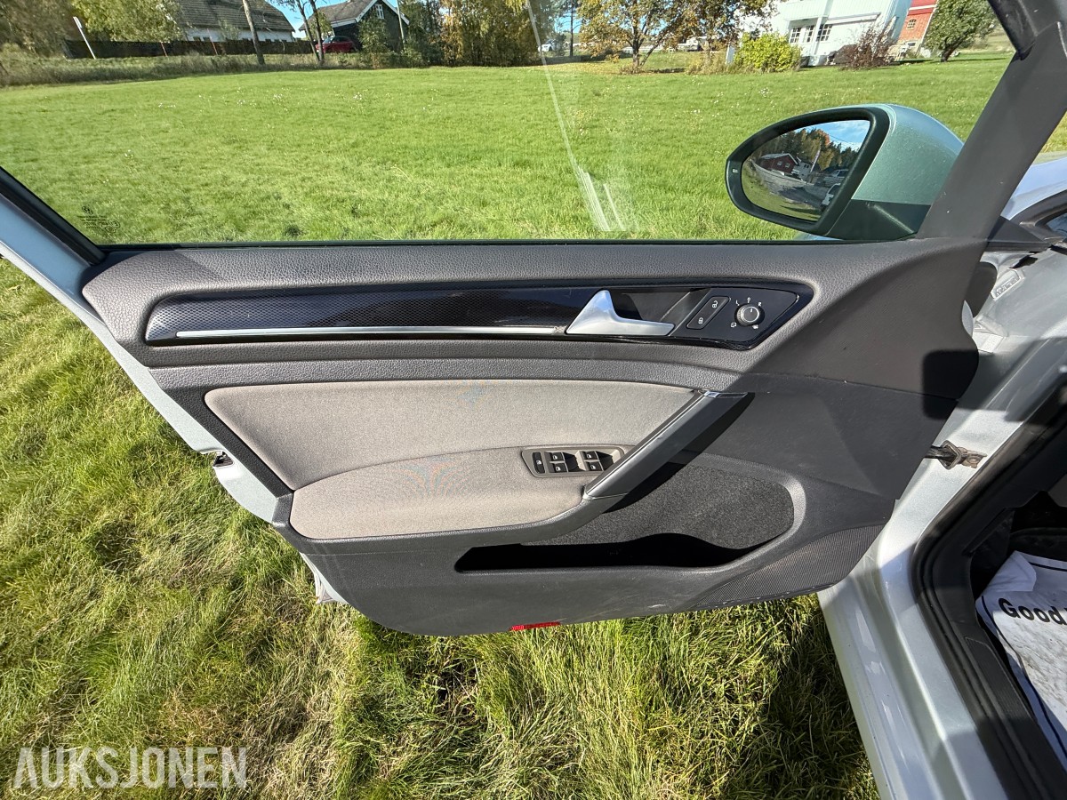 2015 Volkswagen GOLF 1.2-105 / Automat / Servicehefte / EU-OK 