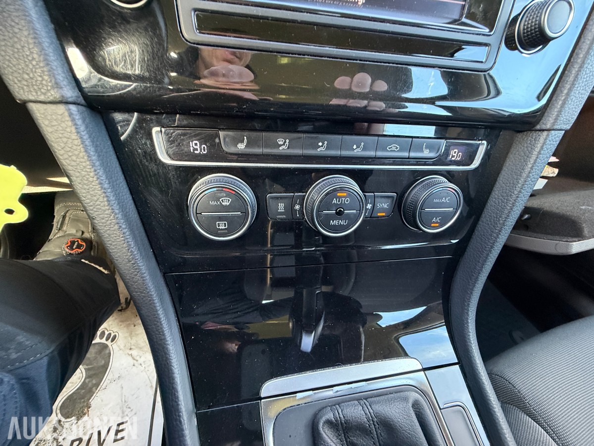 2015 Volkswagen GOLF 1.2-105 / Automat / Servicehefte / EU-OK 