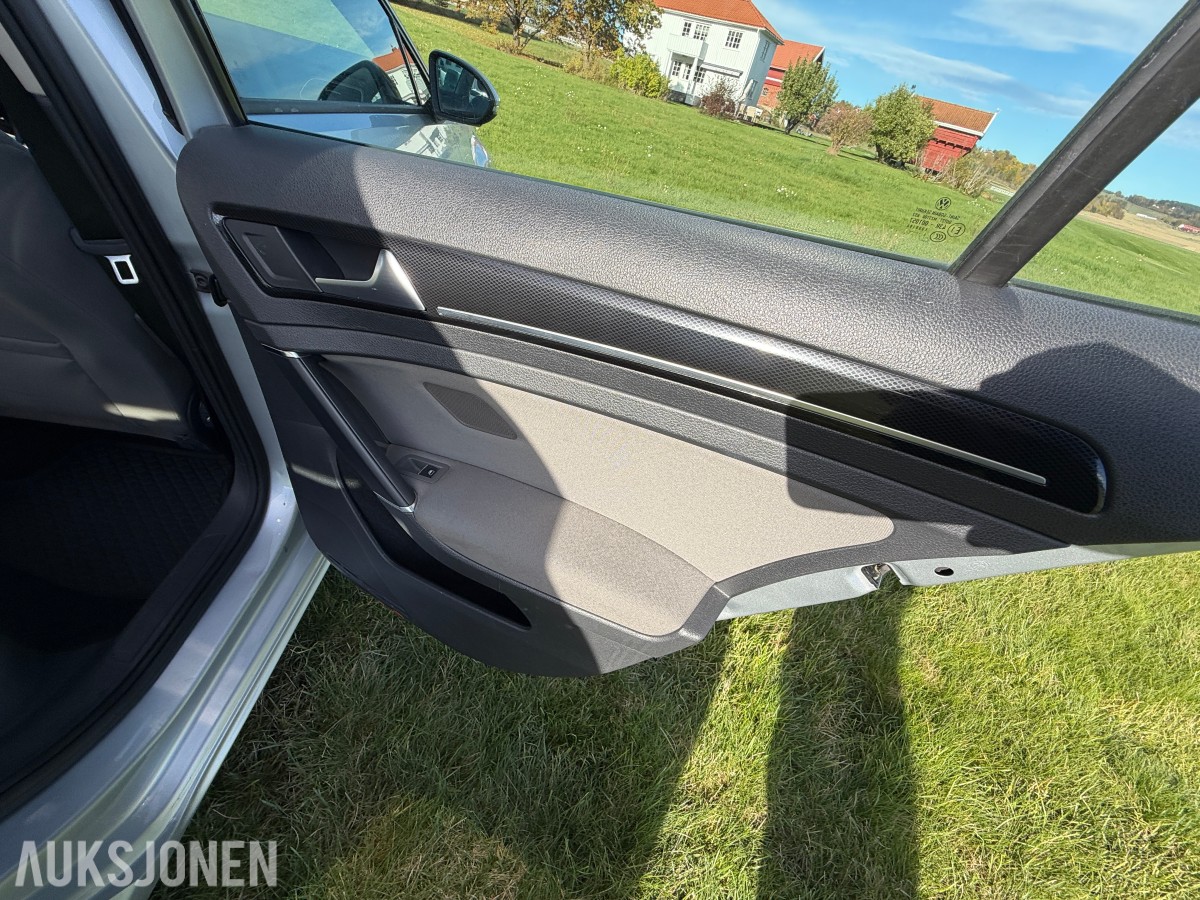 2015 Volkswagen GOLF 1.2-105 / Automat / Servicehefte / EU-OK 
