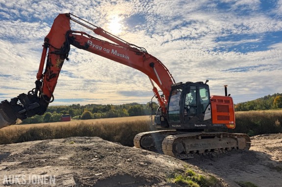 2018 Hitachi ZX225USRLC-6 - 8 432 timer - Rototilt R6 tiltrotator med OilQuick - Leica GNSS-antenner GPS - ryggekamera - Webasto - 25 400 kg