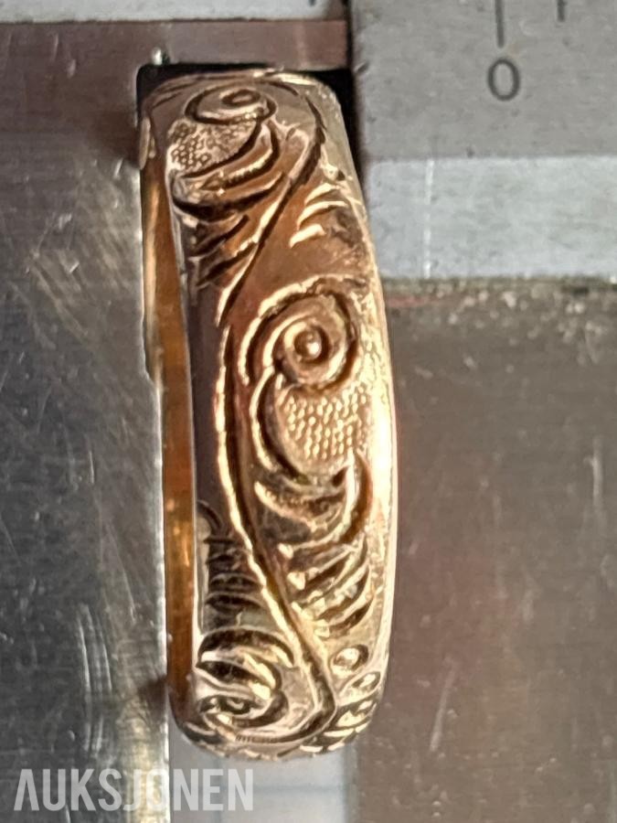 Unikt par håndgraverte 14K gifteringer ca. 1910–1915 – E.H. / J.R. – proveniens