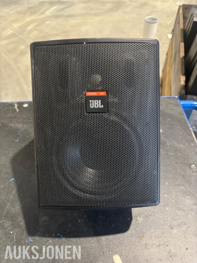 2012 JBL høytalere/ NEC MultiSync v321 monitorer.