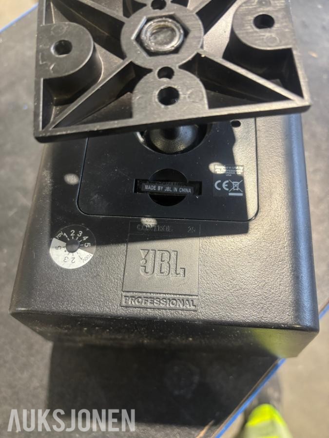 2012 JBL høytalere/ NEC MultiSync v321 monitorer.