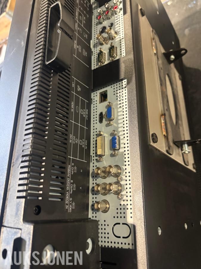 2012 JBL høytalere/ NEC MultiSync v321 monitorer.
