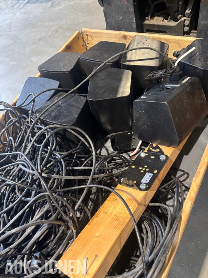 2012 JBL høytalere/ NEC MultiSync v321 monitorer.