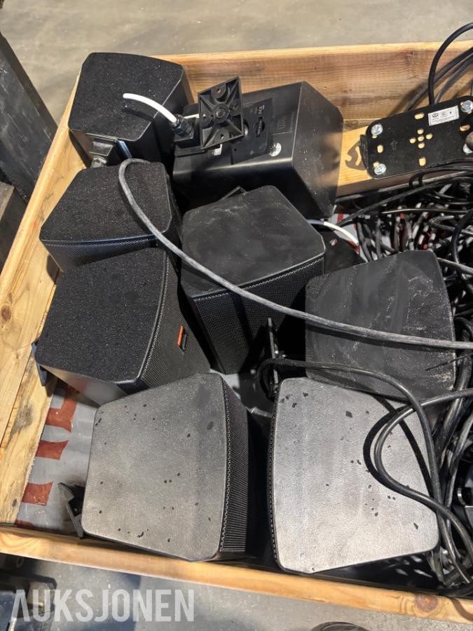 2012 JBL høytalere/ NEC MultiSync v321 monitorer.